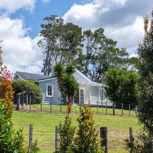 CHARACTER COUNTRY COTTAGE & THERE’S ROOM FOR A PONY OR TWO!